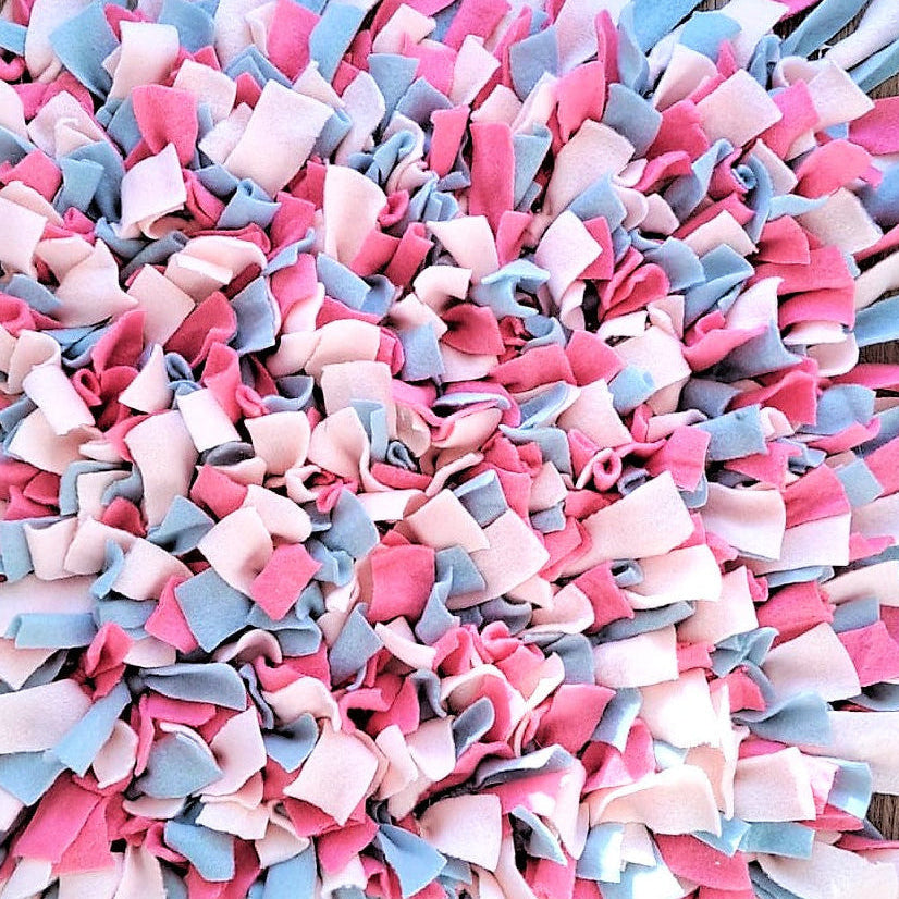 Ein Leckerliteppich für Hunde zur BEschäftigung drin. Lastet aus und macht glücklich und ist eine artgerechte BEschäftigung 